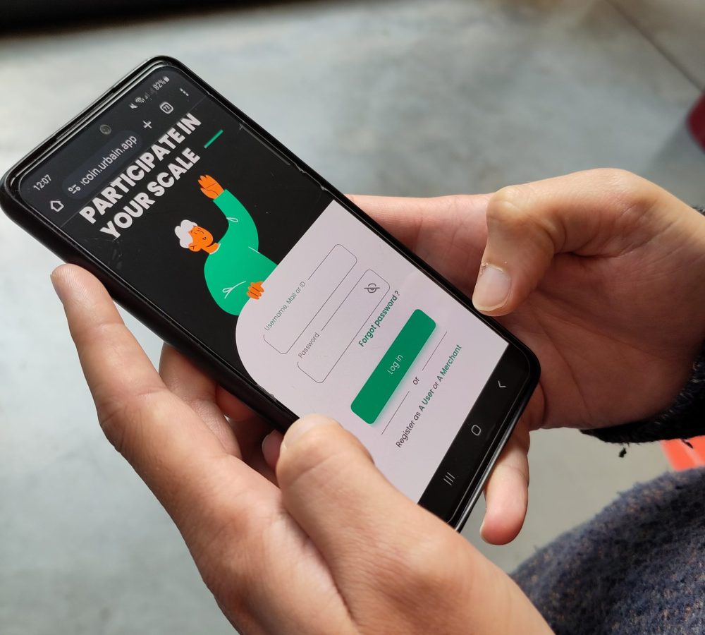 Smartphone die de Urbain-app toont in handen van een gebruiker