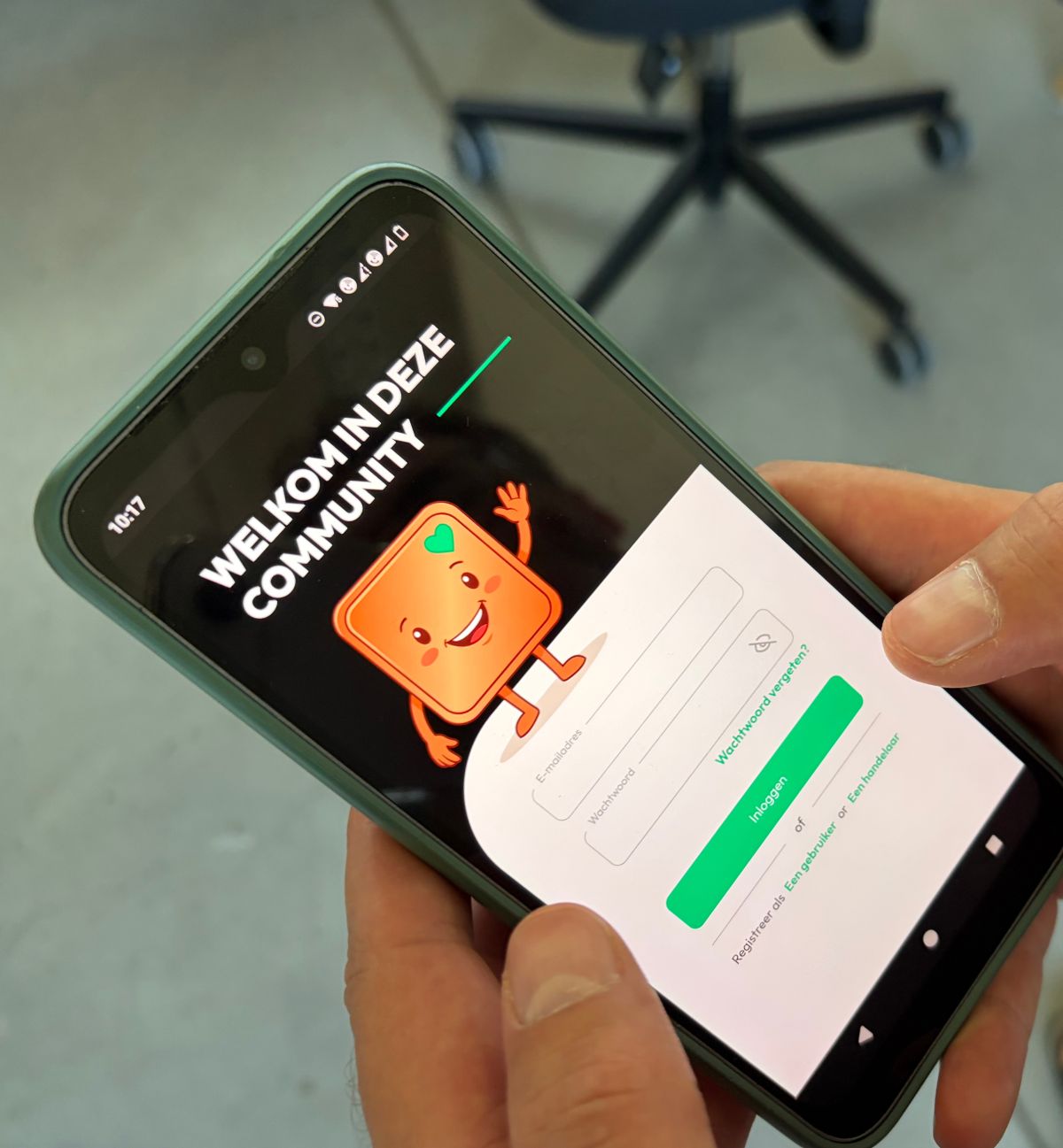 Smartphone die de Urbain-app toont in handen van een gebruiker